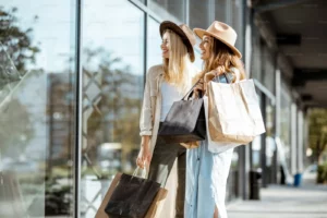 Amies en shopping au Cour Perrinon